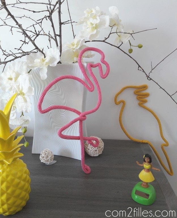 Deco tropicale - flamand rose et perroquet - tricotin