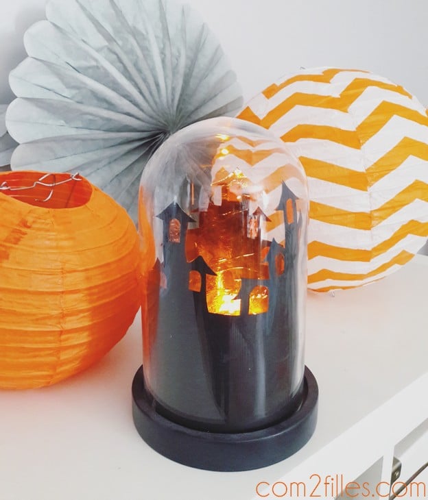 Halloween - maison hantee diy en papier sous cloche