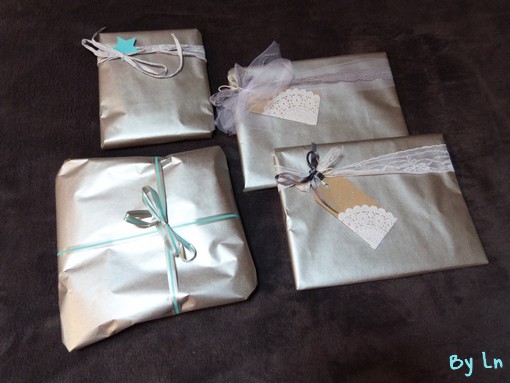 Paquets cadeaux gris