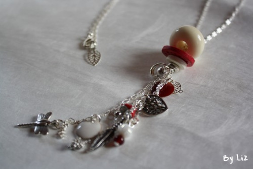 parure_breloques_rouge_blanc_argent1