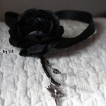 Collier ruban et rose noire