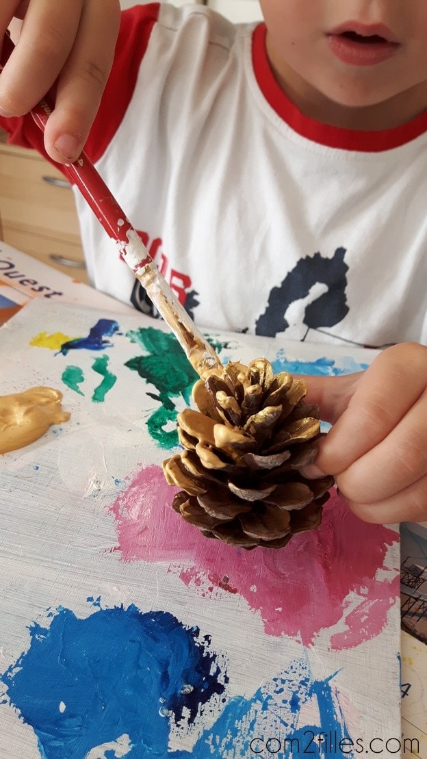 atelier enfant peinture pomme de pin