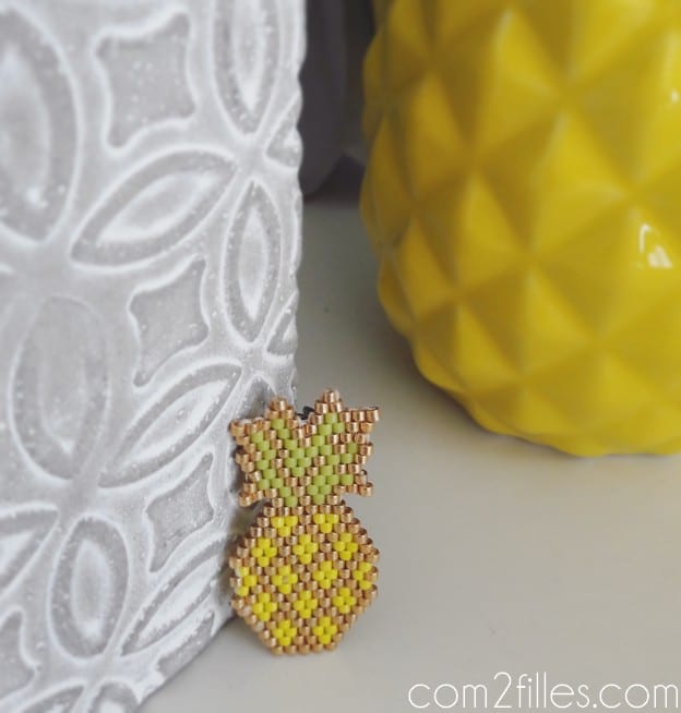 Brickstitch miyuki -broche ananas - motif etoiles pistaches