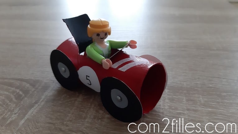 activite-enfant-rouleau-papier-toilette-voiture-playmobil