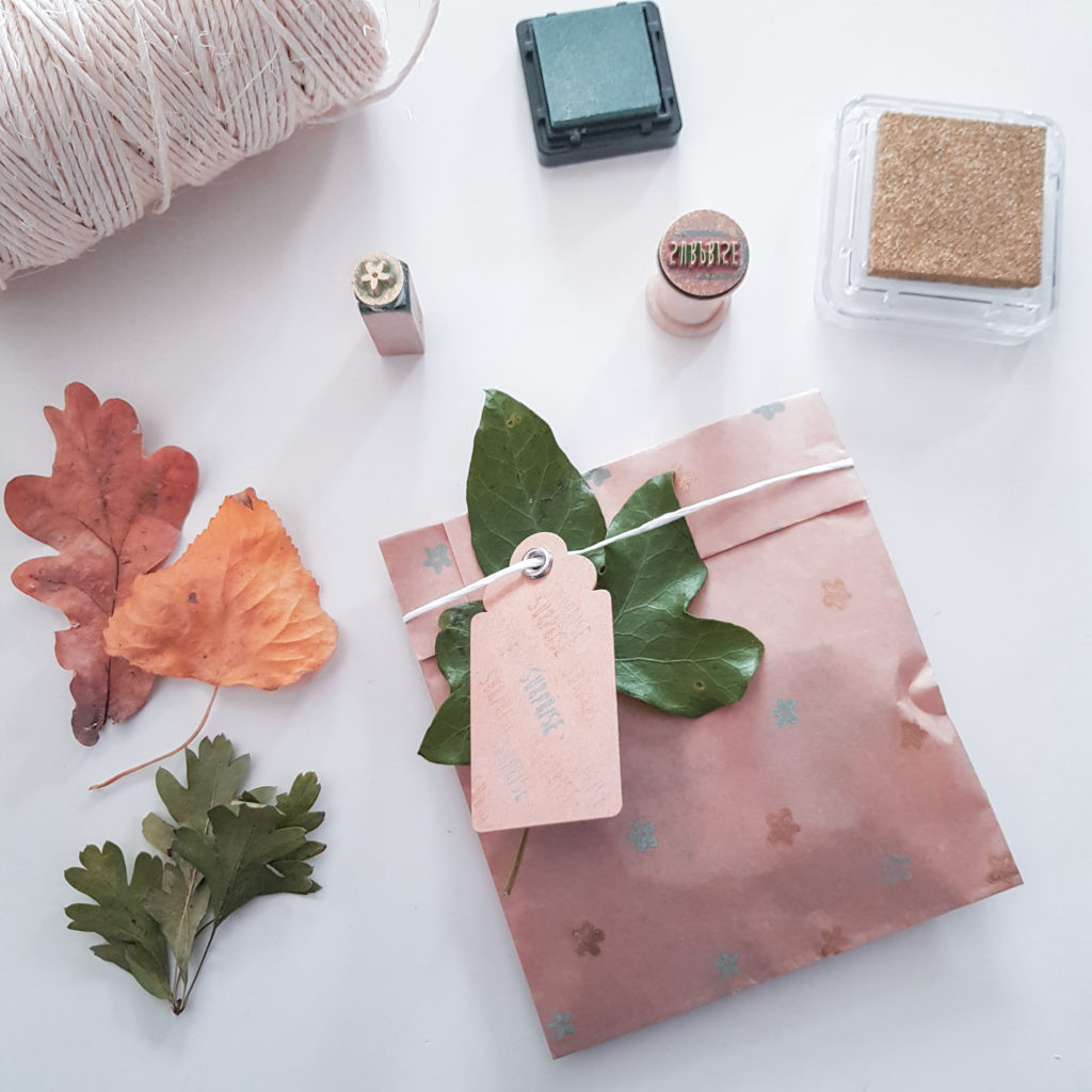 pochettes cadeau décorées avec feuilles