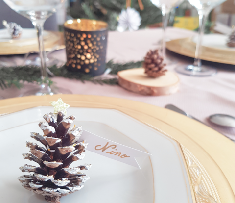 deco de table noel - marque place sapin pomme de pin