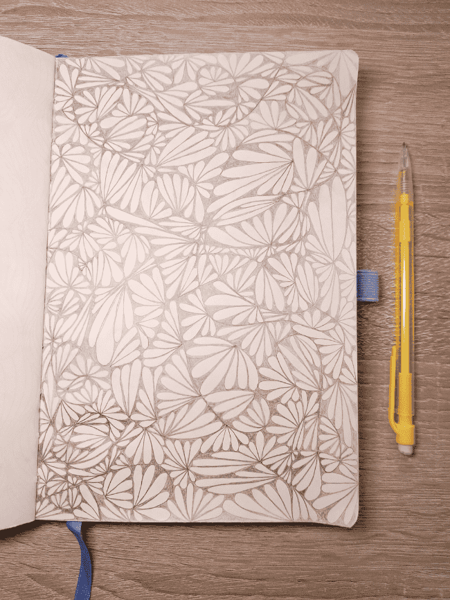 Page de carnet remplie d’un motif abstrait en noir et blanc, style zen art, avec des formes en pétales rappelant des ailes de papillon.