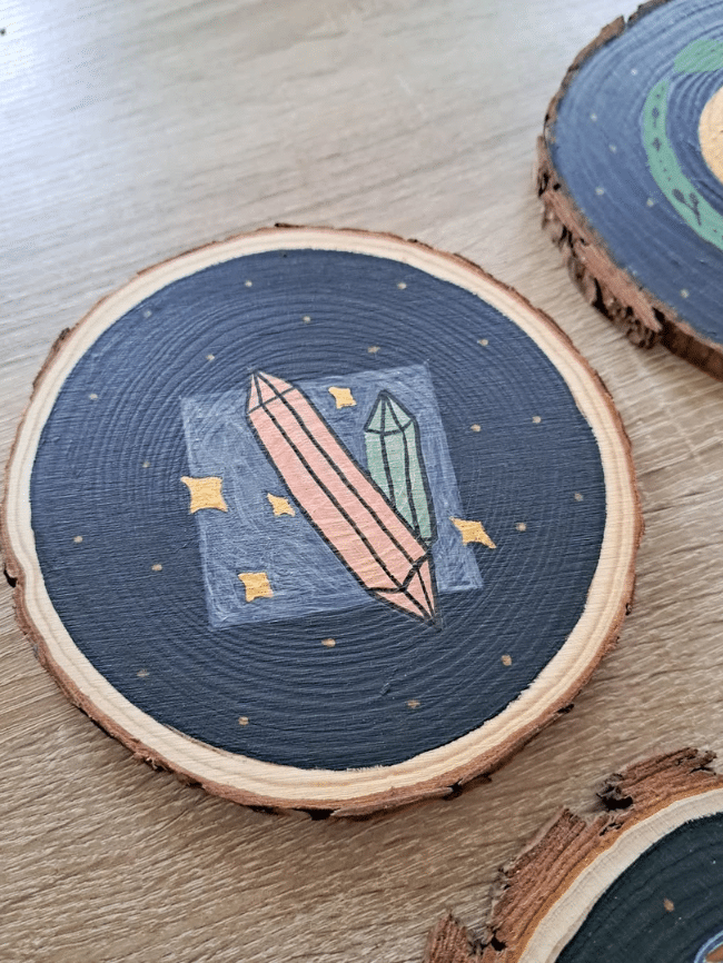 Rondin de bois décoré de cristaux colorés peints à la main, création DIY pour Halloween