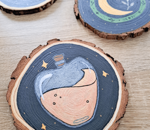 Rondin de bois peint à la main représentant une fiole magique pour une décoration d’Halloween DIY