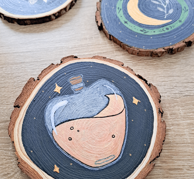 Rondin de bois peint à la main représentant une fiole magique pour une décoration d’Halloween DIY