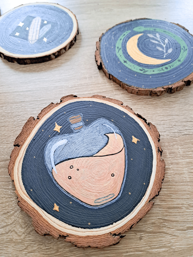 Rondin de bois peint à la main représentant une fiole magique pour une décoration d’Halloween DIY