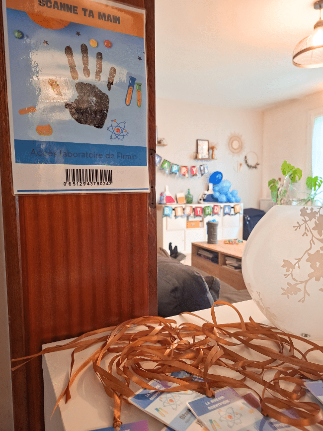 Anniversaire scientifique, accès au labo : scannage de la main obligatoire pour entrer dans l’expérience.