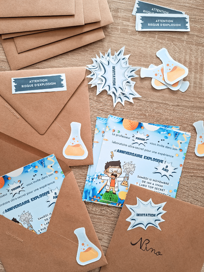 Carte d’invitation d’anniversaire sur le thème scientifique, décorée avec des fioles et pipettes colorées.