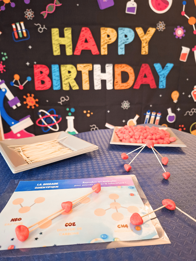 Construction de molécules avec des fraises Tagada et des cure-dents pour activité scientifique enfant.