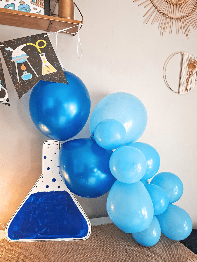 Fiole en carton et ballons pour une déco d'anniversaire enfant sur le thème scientique