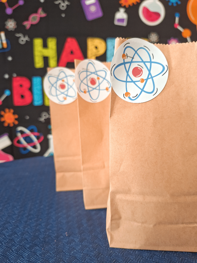 Les sachets de friandises, étiquetés comme de véritables échantillons de laboratoire.